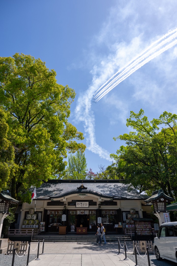 加藤神社上空を舞うブルーインパルス